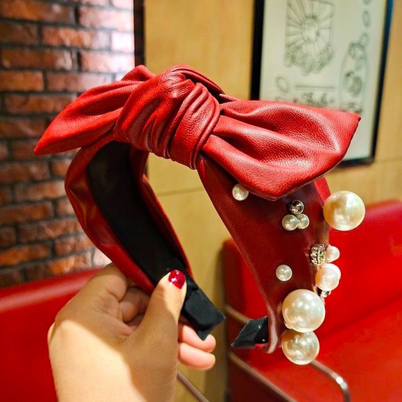 🐝 Faux (PU) Leather Bow Headband. Buy one accessory 1 free on all accessories!! - Picture 5 of 6